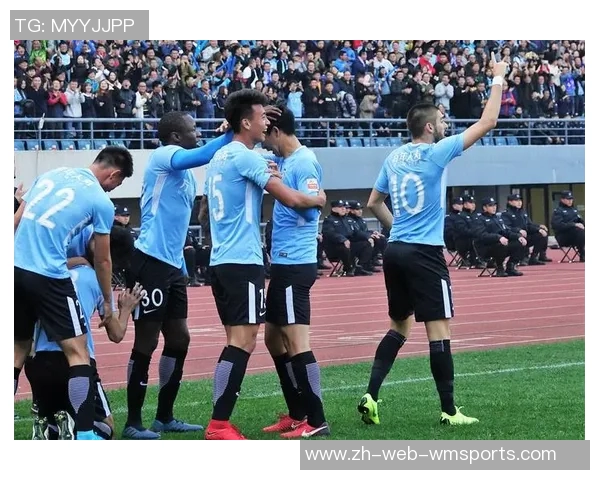 北京人和迎战大连一方争夺胜利双方球员全力以赴展现精彩对决